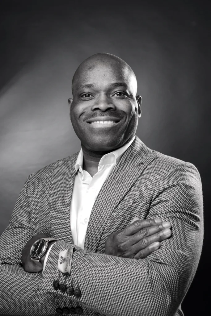 Eric Markiesse Eduardo, der Inhaber der EME Gebäudereinigungsfirma, in einem professionellen Porträt.