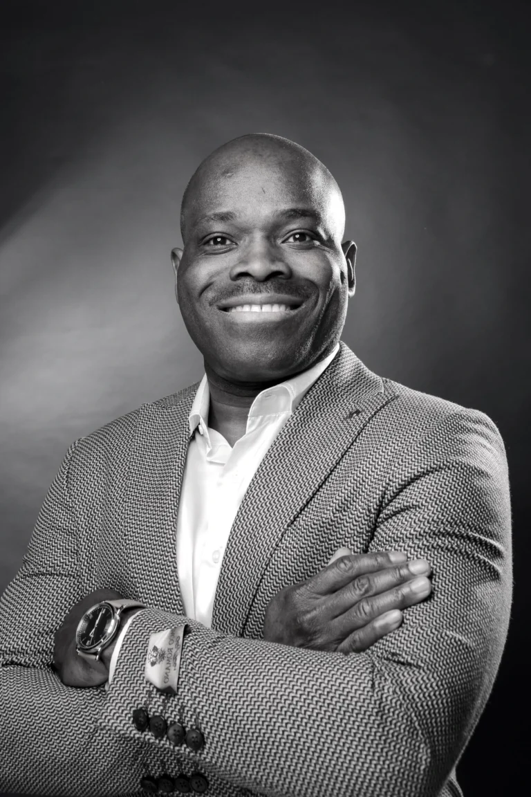 Eric Markiesse Eduardo, der Inhaber der EME Gebäudereinigungsfirma, in einem professionellen Porträt.