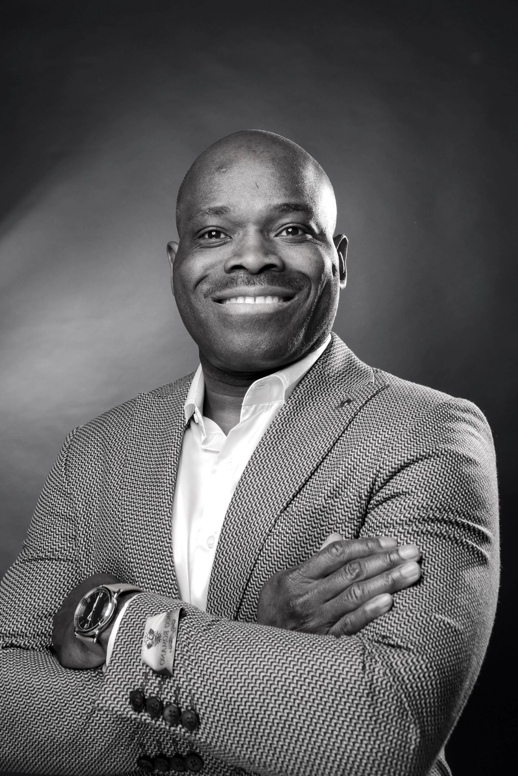 Eric Markiesse Eduardo, der Inhaber der EME Gebäudereinigungsfirma, in einem professionellen Porträt.