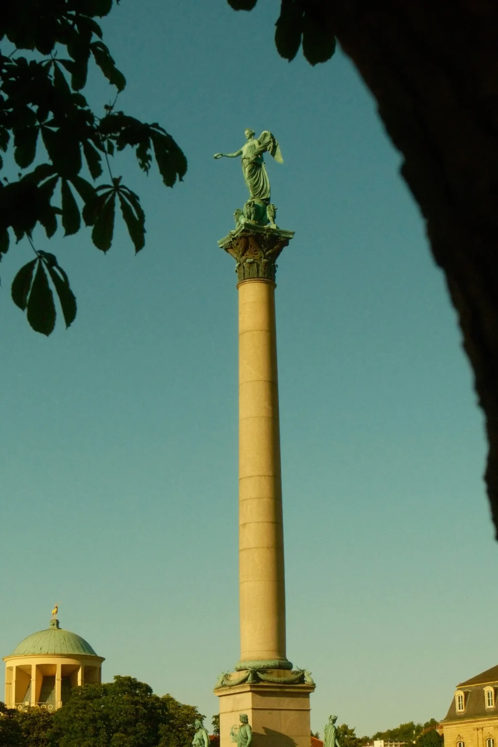 Professionelle Gebäudereinigung Stuttgart. Von der Kehrwoche bis zur Büroreinigung – wir sorgen für Sauberkeit rund um den Schlossplatz & ganz Stuttgart.